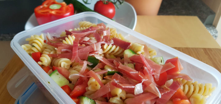 Mediterraner Nudelsalat zum Mitnehmen