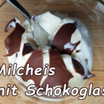 Cremiges Milcheis mit Schokoladenglasur