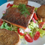 Lachsforelle auf Salat mit Honig Dill Senfdressing