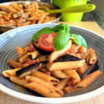 Penne in Tomaten Sahnesoße mit Auberginen Rezept