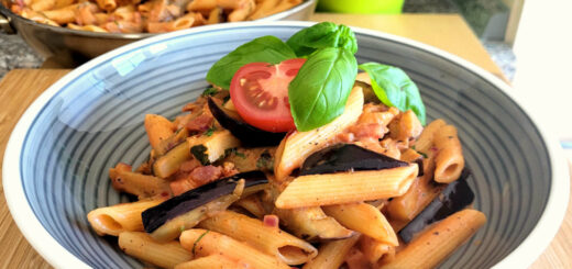 Penne in Tomaten Sahnesoße mit Auberginen Rezept