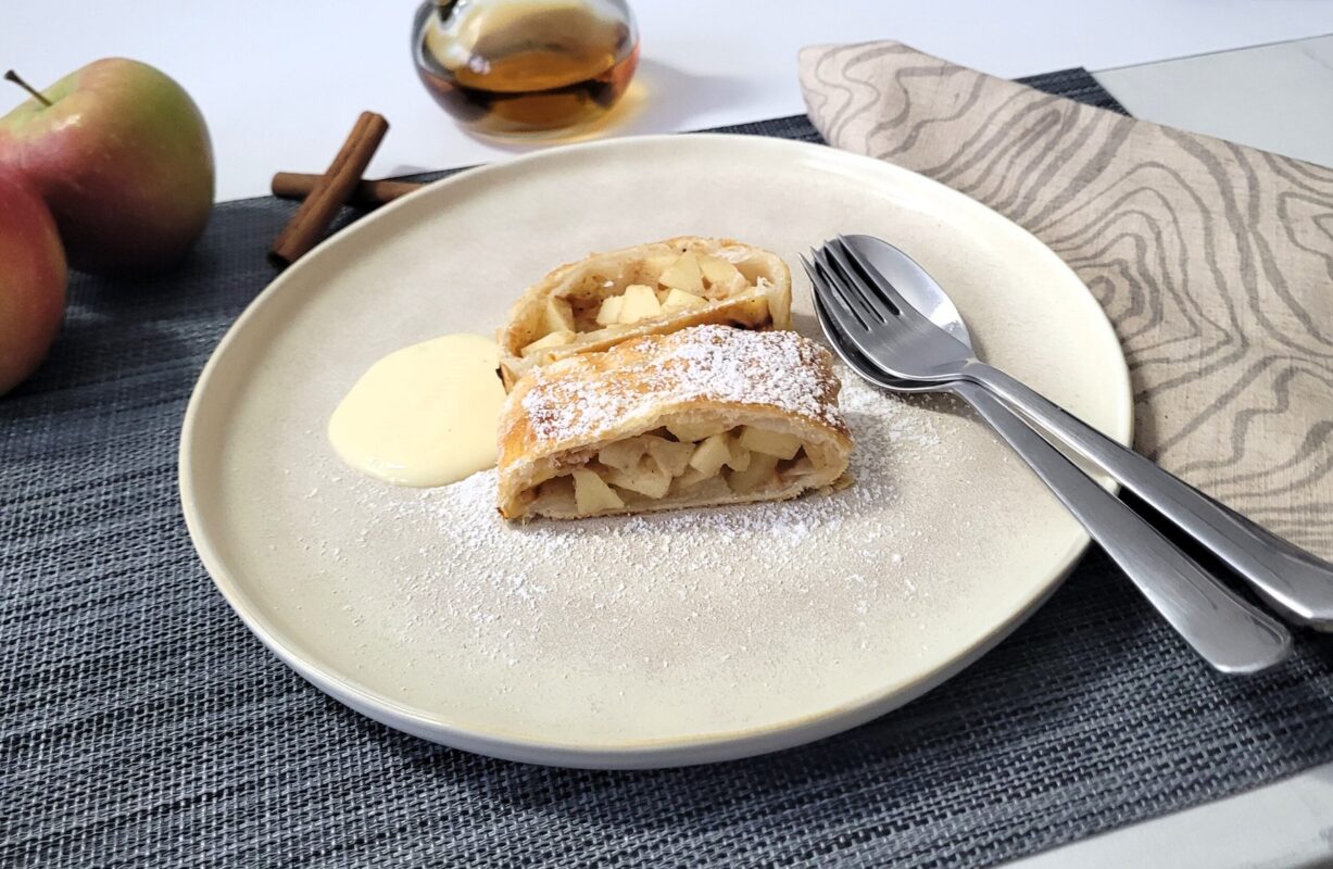 Einfacher Apfelstrudel mit Blätterteig und Vanillesoße - Meiers Kochtipps
