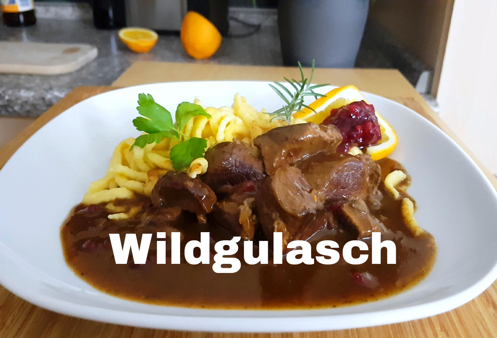 Wildgulasch vom Hirsch oder Wildschwein - Meiers Kochtipps